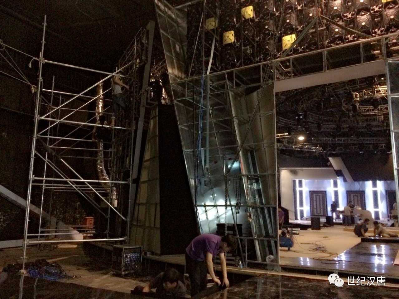 舞臺需要的，不只是裝臺人——從《裝臺》看演出公司禮儀服務(wù)的價值